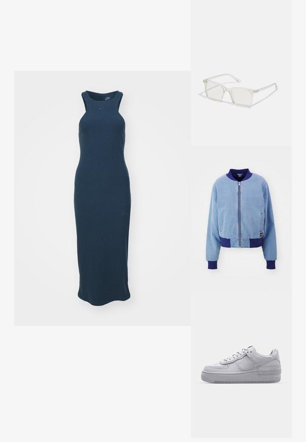 Blaue Cordjacke im Bomber-Stil mit einem marineblauen gerippten Kragen und Bündchen, ausgestattet mit einem Reißverschluss und seitlichen Taschen.; Navy-blaues, geripptes Strick-Midi-Kleid mit ärmellosem Design, hohem Kragen und figurbetontem Schnitt. Verfügt über ein kleines Logo auf der Brust.; Graue Nike Air Force 1 Sneaker mit perforierter Zehenpartie, Obermaterial aus glattem Leder, dicker Sohle und geprägtem 'AIR'-Detail an der Ferse.; Klare, quadratische Kunststoffbrillen mit durchsichtigen Gläsern, die goldene Akzente an den Bügeln für zusätzliche Details aufweisen.
