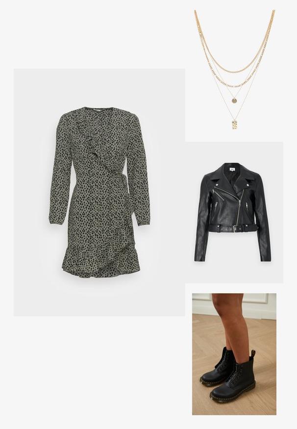 Sort læder bikerjakke cropped med sølv lynlåse, brede revers og bælte i taljen. Tekstureret finish med fire lynlåslommer.; ONLY ONLCARLY L/S SHORT NOOS WVN - Hverdagskjole - granite green; Sorte læder ankelstøvler med lynlås og snøredesign, der har gule stikninger og en tyk, struktureret sål.; Guld multi-lag kæde med forskellige kædestilarter, herunder chunky led og fine kæder, med cirkulære og rektangulære vedhæng.