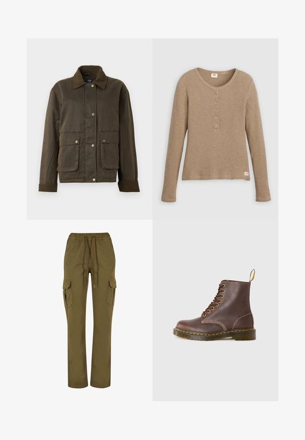 Dunkelolivgrüne Jacke mit Cordkragen und -manschetten, vorderen Druckknöpfen und zwei großen Klappentaschen.; Langärmliges beiges Waffelstrick-Henley-Shirt mit rundem Ausschnitt und fünf Knöpfen, flach liegend vor weißem Hintergrund dargestellt.; Olivgrüne Cargo-Hosen aus weicher Baumwolle, mit einem elastischen Bund und Kordelzug, Seitentaschen und geradem Bein.; Braune Leder-Schnürstiefel mit gelben Nähten, runder Zehenpartie und robuster Gummisohle. Verfügt über eine Zuglasche an der Ferse für einfaches Anziehen.