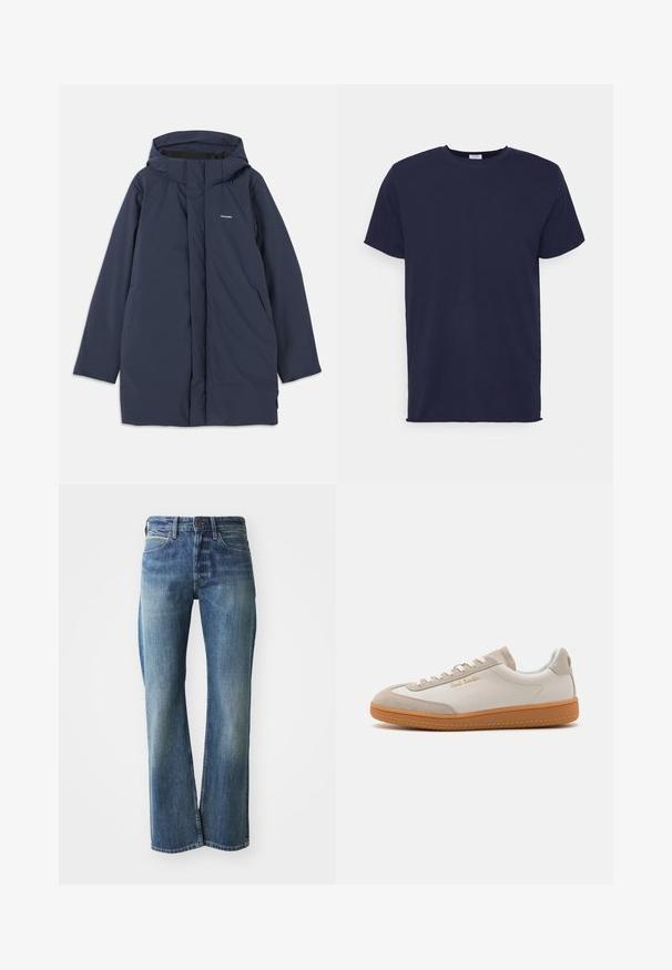 Marineblauer wasserdichter Parkajacke mit Kapuze, ausgestattet mit einem Frontreißverschluss, zwei seitlichen Taschen und einem minimalistischen Markenlogo auf der Brust.; Marineblaues T-Shirt mit kurzen Ärmeln aus weichem Stoff. Es hat einen Rundhalsausschnitt und einen geraden Schnitt ohne Muster oder Akzente.; Jeans aus Denim in einem hellen bis mittleren Blauton, mit geradem Schnitt, klassischem Fünf-Taschen-Design und subtiler Ausbleichung auf der Vorderseite.; Weiße und beigefarbene Low-Top-Sneaker mit Gummisohle, weißen Schnürsenkeln, Wildleder-Details und goldenem "Paul Smith"-Logo an der Seite.