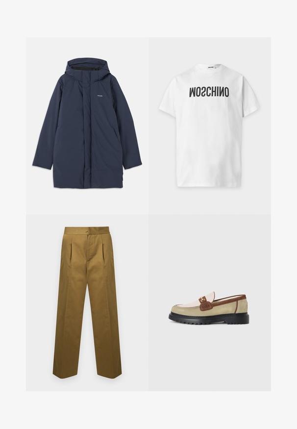 Námornícka modrá vodoodolná parka s kapucňou, disponujúca predným zipsom, dvoma bočnými vreckami a minimalistickým logo značky na hrudi.; Biele tričko s krátkym rukávom s čiernym obráteným textom "MOSCHINO" na hrudi a okrúhlym výstrihom.; Olivovo zelené nohavice s vysokým pásom, s prednými záhybmi, rovnými širokými nohavicami a skrytým predným zapínaním.; Šľapky s béžovými, svetloružovými a hnedými semišovými panelmi, zlatým kovovým doplnkom v podobe spony a hrubou čiernou gumovou podrážkou so vzorom.