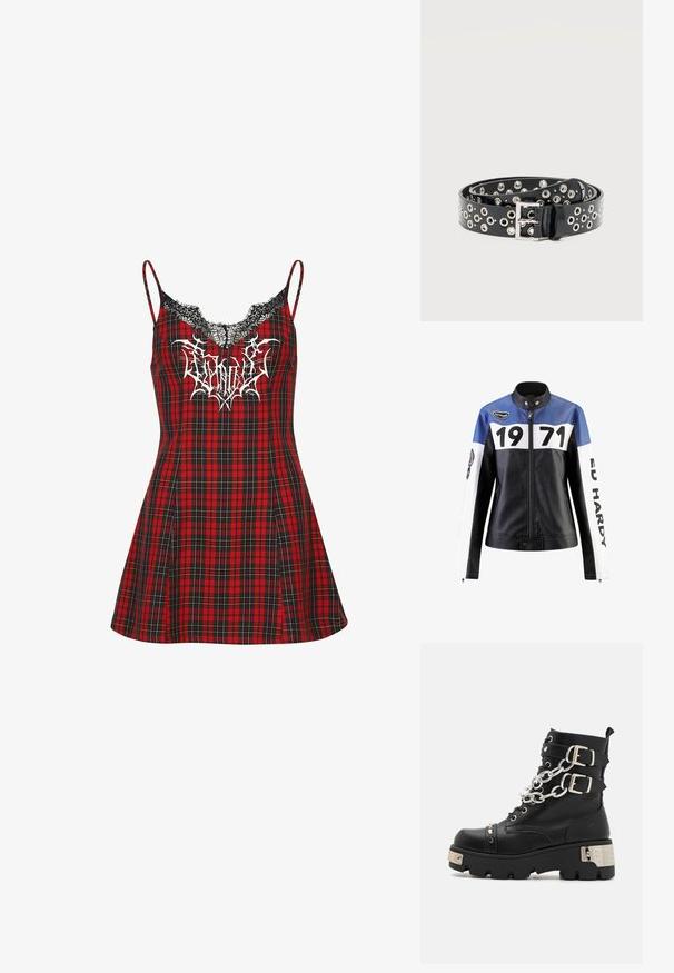 Sort og blå læderjakke med hvide detaljer, der har "1971" og "ED HARDY" i fed skrift, lynlås lukning og trykknapkrave.; Rød og sort ternet ærmeløs kjole med tynde stropper, blonderkant ved halsudskæringen og hvidt grafisk motiv på brystet.; Koi Footwear SHACKLED SHADOWS HEAVY DUTY CHAIN - Cowboy- / bikerstøvlette - black; Sort læderbælte med flere sølvfarvede metaløjer og en rektangulær sølvspænde, snoet på en ensfarvet lys baggrund.