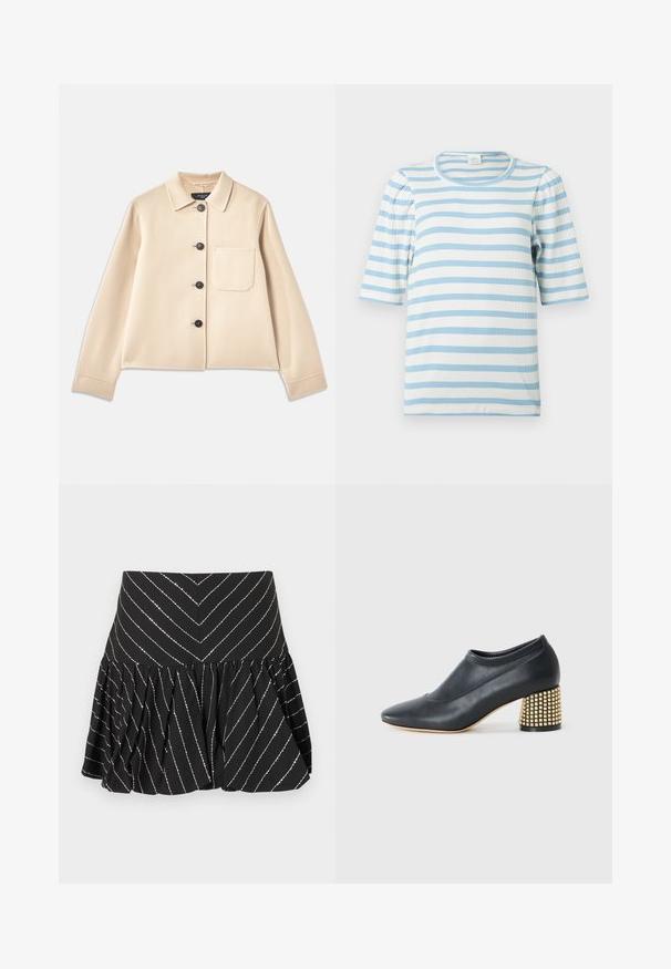 Beige uldblandet jakke med krave, seks sorte knapper og en brystlomme. Har lange ærmer og en cropped design.; Stripet t-shirt i lyseblå og hvid, med ribbet tekstur, korte puffærmer og rund halsudskæring.; Sort a-formet miniskørt med sølvfarvede diagonale striber og en rynket syning under linningen for ekstra volumen og tekstur.; Sort lædersko med spids tå og en struktureret silhuet. Har en guldnittebesat blokhæl for ekstra tekstur og detalje.
