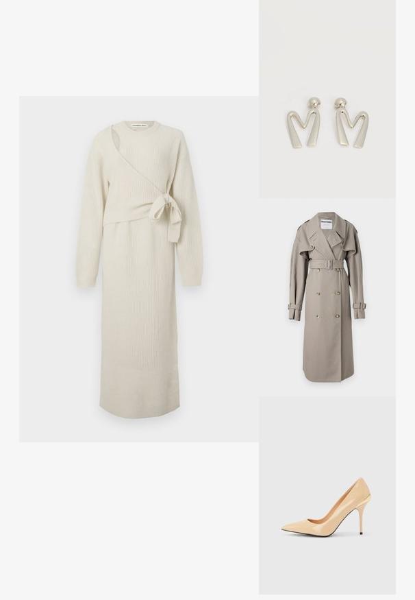 Beige Trenchcoat aus leichtem Stoff, mit doppelreihiger Knopfleiste, weitem Kragen, tailliertem Schnitt und geknöpften Manschetten. Knöpfe in Goldoptik.; Langes, hellbeiges Strickkleid mit schrägem Ausschnitt, gebundenem Taillendetail und gerippter Textur. Verfügt über lange Ärmel und eine gerade Silhouette.; Beiger High-Heel-Pumps aus lackiertem Leder mit spitzer Zehenpartie und schlankem Stiletto-Absatz, mit einem kleinen goldenen Akzent an der Rückseite.; Paar silberfarbene Metallohrringe in Form des kantigen Buchstabens M mit abgerundeten Stegen auf weißem Hintergrund.