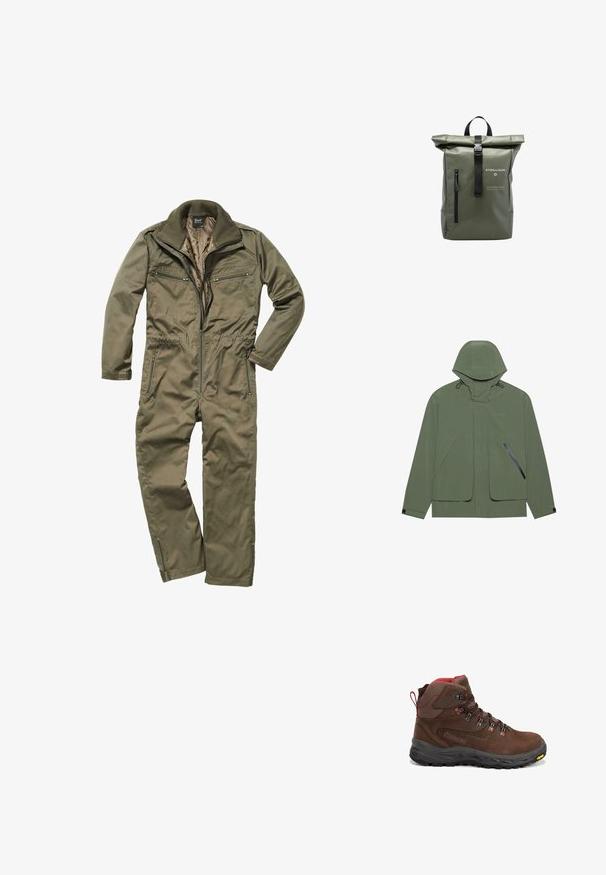 Grøn vandtæt jakke med hætte, der har store forlommer, en lynlåslomme på siden og justerbare snore. Glat tekstur.; Oliven grønt jumpsuit lavet af holdbart stof, med lynlås foran, ribbet krave og flere lynlåslommer på brystet og siderne.; Brun mellemhøj vandrestøvle med røde accenter, metaløjer, polstret krave, sort robust sål og Vibram-logo på forreste kant.; Grøn rygsæk med rullet top, sort spænde, lodret lynlås foran, og hvidt Strellson mærkenavn og logo foran.