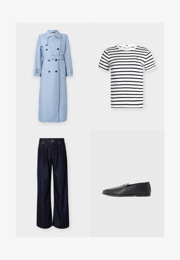 Lang, dobbeltbrystet lyseblå trench coat med sorte knapper, bælte ved taljen og krave, vist på en hvid baggrund.; Hvid kortærmet T-shirt med rund hals, horisontale marineblå striber og et lille rødt, hvidt og marineblåt logo på brystet.; Vide denimjeans i mørkeblå med brede ben, forrest med knapper og fem-lomme-design på en ensartet lys baggrund.; Sorte læderloafers med en glat tekstur, rundet tå og subtile syningsdetaljer. Har en guldfarvet logoaccent på oversiden.