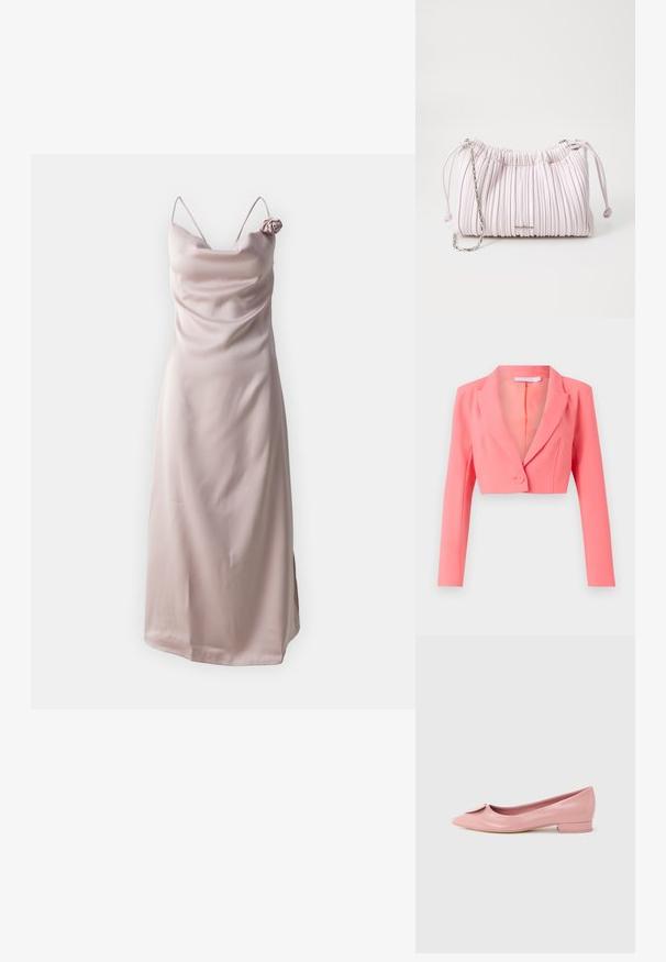 Afklippet blazer i skarp koralrød, lavet af glat stof, har en notched revers, enkelt knaplukning og lange ærmer med frontstænger.; Satin sundress i lys pink med tynde stropper og en draperet halsudskæring, prydet med en roseaccent på venstre skulder.; Lyserød laklæderballerina med spids tå, der har en lille sløjfedetalje på vampen og en lav, firkantet hæl.; Rosa plisseret håndtaske lavet af kunstlæder, med snørelukning og en sølvfarvet kædrem. Glat tekstur, kompakt form.
