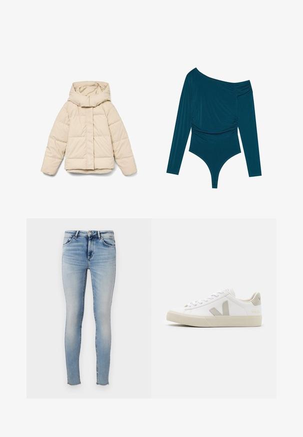 Beige dunjakke med høj krave og lynlås foran. Har quiltede sektioner og elastiske manchetter. Glat tekstur, letvægtsdesign.; Teal langærmet bodysuit med én skulder, samlet tekstur på den ene side og glat finish. Har en thongedel i bunden.; Lyseblå skinny jeans lavet af denim, med høj talje, fem lommer og flosset kant. Glat struktur med en falmet finish.; Hvide sneakers lavet af læder med grå V-logo detaljer, struktureret gummisål, hvide snørebånd samt polstret tunge og krave.