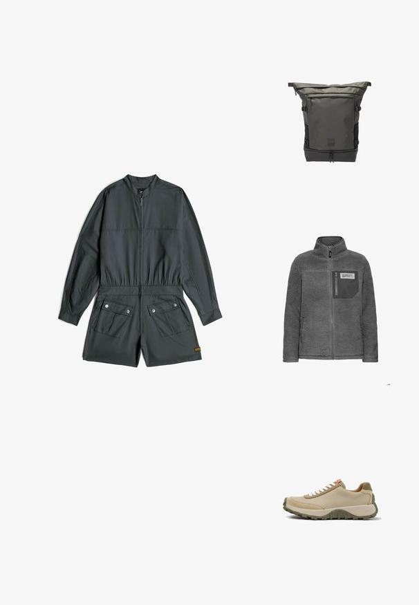 Donkergrijze fleecejacket met volledige rits aan de voorkant, hoge kraag, zijzakken en een ritszak op de borst met een stoffen label.; Donkergrijze korte jumpsuit met lange mouwen, rits aan de voorkant, elastische taille en twee klepzakken met knopen aan de voorkant van de shorts.; Beige lage sneaker met witte veters, suède en glad bovenwerk, dikke beige tussenzool en olijfgroene textuur rubberen buitenzool.; Donkergrijze rugzak met oprolbare bovenkant, voorvak met ritssluiting, zijkompressieriemen en ondervak met ritssluiting, weergegeven tegen een witte achtergrond.