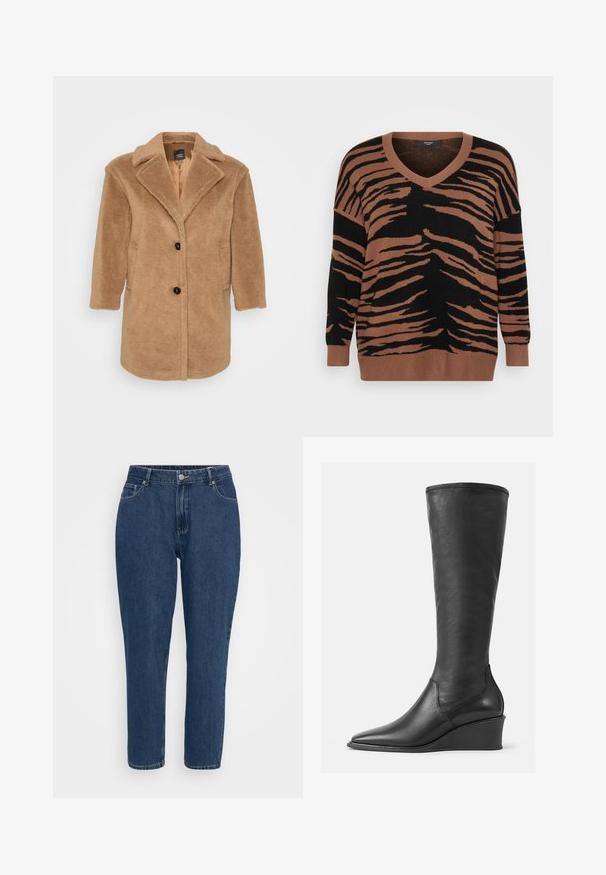 Brauner Kunstfellmantel mit Reverskragen, zwei vorderen Taschen, drei Knöpfen und einer strukturierten Oberfläche. Mittellanges Design.; Braun und schwarz gestreifter Pullover aus weichem Strick, mit V-Ausschnitt und lockerer Passform, sowie gerippten Bündchen und Saum.; Dunkelblaue, hochgeschnittene, gerade Jeans aus Denim mit Fronttaschen, Gürtelschlaufen, Metallknopf und Reißverschluss auf weißem Hintergrund.; Schwarze Lederstiefel bis zur Knie mit einer glatten Textur, spitzem Zeh und Wedge-Absatz; verfügen über eine gestickte Kante am oberen Rand.