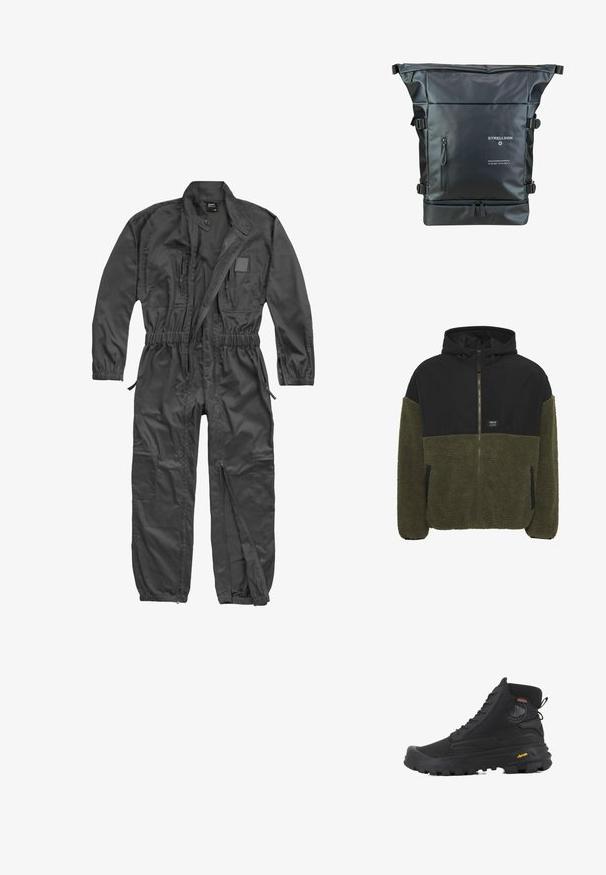 Veste à capuche avec le haut noir et le bas en polaire vert olive. Fermeture éclair, deux poches latérales et une étiquette de marque sur la poitrine.; Combinaison noire à manches longues avec fermeture éclair frontale, taille et poignets élastiques, plusieurs poches zippées et col montant avec bouton-pression.; Baskets montantes noires avec une surface texturée, dotées d'un design imperméable, d'un système de laçage et d'une semelle en caoutchouc proéminente avec la marque Vibram.; Sac à dos roulé noir en matériau imperméable. Comprend des bretelles ajustables, une poche zippée à l'avant et des détails de marque imprimés.