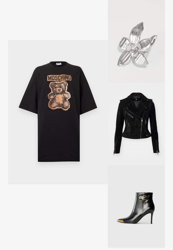 Chaqueta de motociclista de ante negro con un diseño ajustado, cierres de cremallera asimétricos, botones de presión y bolsillos con cremallera. Textura suave.; Vestido negro de manga corta con un gran gráfico de oso de peluche y el texto "MOSCHINO" impreso en color beige en el frente.; Botín negro hasta el tobillo fabricado en cuero brillante, con punta puntiaguda, tacón de aguja y detalles dorados con una hebilla decorativa.; Broche de orquídea plateada con cuatro pétalos texturizados, un detalle central redondo, superficie lisa, acabado brillante y sutiles surcos en los pétalos.