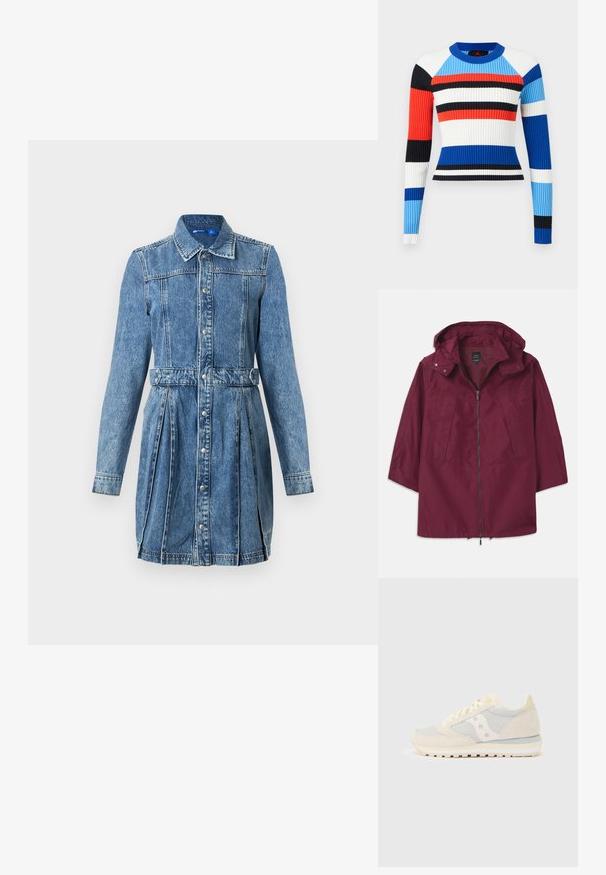 Mørkerød letvægtsjakke med lynlås, hætte og 3/4 ærmer. Har to forlommer og en glat, mat tekstur.; Ribbet langtærmet cropped sweater med horisontale striber i blå, rød, sort, hvid og lyseblå farver på ensfarvet baggrund.; Jeanskjole med lange ærmer, tætsiddende talje og knapåbning. Har krave, plisseret nederdel og sølvknapper på blåt stof.; Lavskaftet afslappet sneaker i nuancer af beige og lysegrå med ruskind og mesh-paneler samt en gummisål med slidmønster.