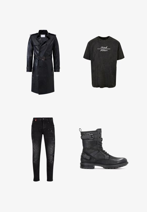 Sort læder dobbeltradet trench coat med bælte i taljen, skulderstropper, knapmanchetter og mærket "RICANO" indeni kraven.; Sort bomulds t-shirt med korte ærmer, rund hals og hvid tekst "Mind Fitness" trykt vandret over brystet.; Sorte denimjeans med slidte lapper, hvide malingsplatter, lynlåsgylpter og et slim-fit design.; Kazar HEARD - Cowboy- / bikerstøvlette - black