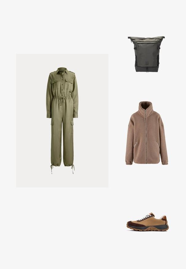 aim’n® Fleecejakke - dark clay; Olivengrøn heldragt med lange ærmer, knapper foran, bryst- og lårklaplommer, justerbar talje og snørelukning ved anklerne.; Sneakers med en overdel i tan tekstil, mørkebrune suedekanter, hvide snørebånd og en gummisål med sort og tan mønster.; Mørkegrå rulle-top rygsæk med lynlåslomme foran, kompressionsstropper på siden og lynlåsrum nederst, vist mod hvid baggrund.