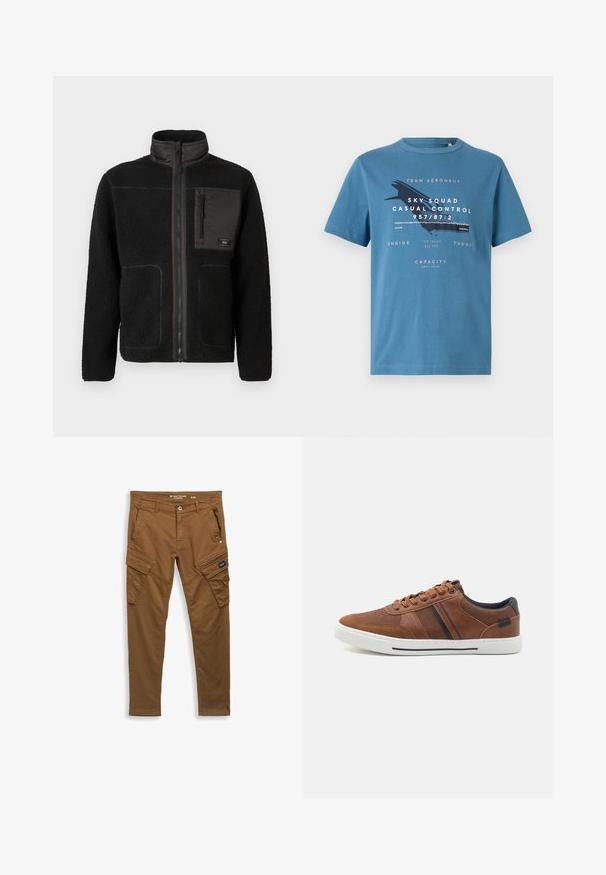 Sort fleecejakke med fuld frontlynlås, høj krave, to nederste lommer og en lynlåslomme på brystet med et lille mærke.; Blå bomulds t-shirt med korte ærmer, med grafisk tekst og et flydesign på forsiden. Rund hals og regular fit.; Brune lige cargo bukser med frontknap, bælte-loops, sidelommer og baglommer samt klaplukninger på lommen på låret.; Brune lædersneakers med en glat overflade, hvid gummisål, sorte accenter og dekorativ syning med sidelæg.