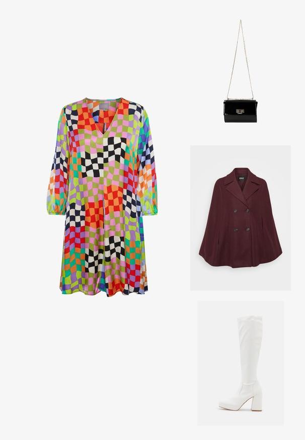 Cape en mélange de laine bourgogne avec un design croisé, col à revers, grands boutons noirs et deux poches latérales.; Robe colorée et à motifs avec des carrés vibrants de rouge, vert, bleu, noir et blanc. Elle possède un col en V et des manches ballon. Tissu doux.; RAID CANNON - Bottes à plateau - white; Sac à main en cuir verni noir avec une bandoulière en chaîne dorée, de forme rectangulaire, doté d'une fermeture à rabat à l'avant et d'un accent de logo métallique.