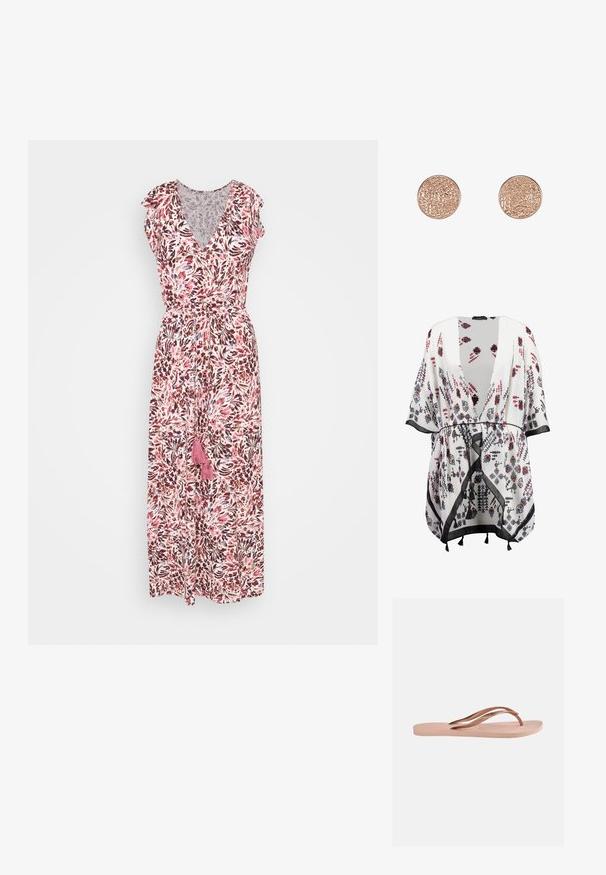 Witte kimono met bloemmotieven in zwart, rood en blauw, met een open voorkant, brede mouwen en een zwarte rand met kwastaccenten.; Floral maxi-jurk met een diepe V-hals, korte fluttermouwen en een elastische taille. Beschikt over een patroon in roze, paars en wit, en heeft een kwastje als detail.; Enkel lichtroze teenslipper met een textuurrijke zool en metalen rosegouden Y-vormige bandjes op een effen achtergrond.; Paar ronde oorstekers van roségoud met een getextureerd kruispatroon op een witte achtergrond.