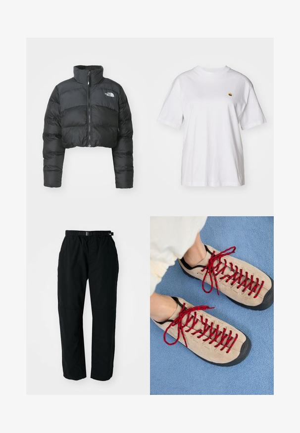 Gekürzte schwarze Daunenjacke mit hohem Kragen und Vorderreißverschluss. Sie verfügt über horizontale Stepppaneele und ein kleines Logo auf der Brust.; Weißes Baumwoll-T-Shirt mit lockerem Schnitt, kurzen Ärmeln und einem kleinen gestickten Logo auf der linken Brustseite.; Schwarze, leichte Hose mit einem elastischen Bund und verstellbarem Gürtel. Verfügt über schmal zulaufende Beine und verstärkte Kniepartien für Langlebigkeit.; Beige Schuhe mit roten Schnürsenkeln, die auf einer blauen strukturierten Fläche positioniert sind und teilweise ein Fußgelenk einer Person zeigen. Die Schuhe haben ein sportliches Design.