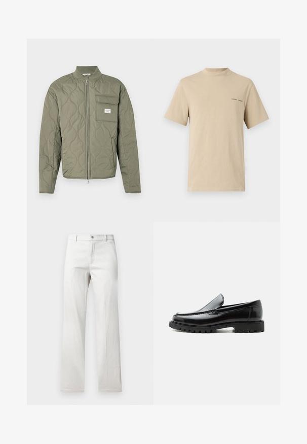Steppjacke in olivgrün mit Reißverschluss, wellenförmiger Steppung, hohem Kragen und einer Klappentasche auf der linken Brust mit weißem Etikett.; Beige Baumwoll-T-Shirt mit rundem Ausschnitt und kurzen Ärmeln. Mit dezentem schwarzen "SAMSOE"-Textlogo auf der Brust.; Helle graue Hose mit geradem Bein, aus einem glatten Stoff gefertigt, mit vorderer Knopfverschluss und Seitentaschen.; Schwarzer Lederloafer mit grober Gummisohle, genähter Oberseite und geprägtem Markennamen an der Ferse, seitlich auf weißem Hintergrund gezeigt.