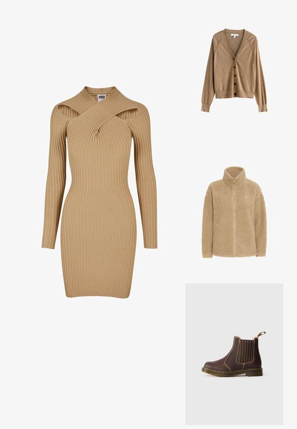 Beige fleecejakke med høj krave, fuld lynlås og sidelommer. Har en blød, struktureret overflade og en afslappet pasform.; Brunprikket V-hals cardigan med lange ærmer og fem sorte knapper foran, ribbede manchetter og kant.; Ribbet kjole med lange ærmer i lys beige, med en snoet halsudskæring og udsnit ved skuldrene, samt en tætsiddende silhuet.; Brune læder Chelsea støvle med gule sømme, elastiske sidestykker, pelsfor og gennemsigtig gummisål på hvid baggrund.