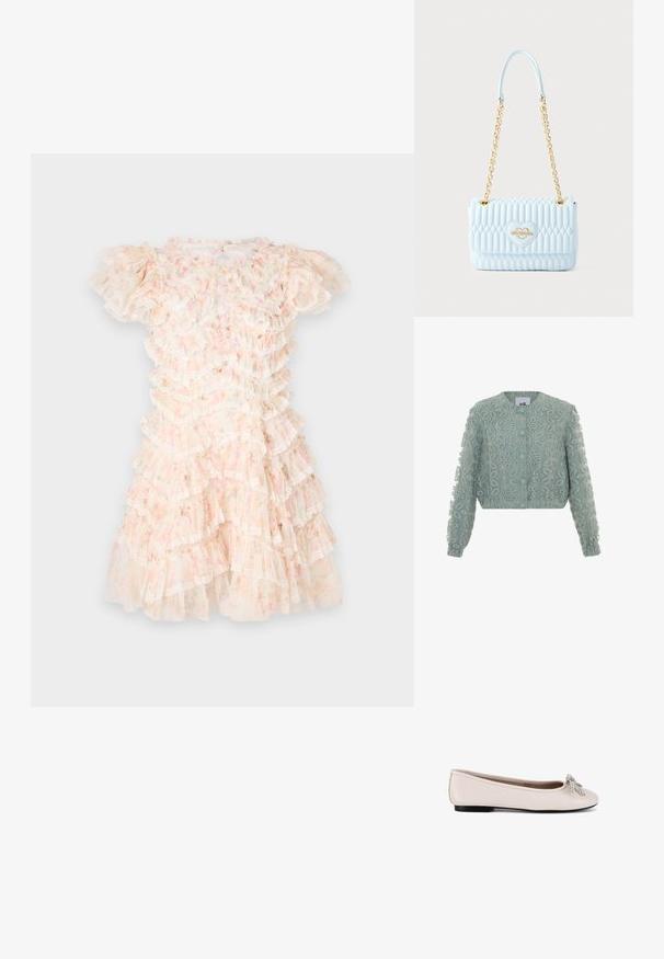 Mintgrøn cropped jakke med broderet blomsterdesign, rund halsudskæring, knaplukning og rynkede manchetter ved ærmerne.; Blomstermønstret kjole i pastelfarvet pink og crème, med lagdelte flæser og blonder detaljer. Korte puffærmer og en rund halsudskæring.; Beige læderballetflat med lav sort hæl og dekorativ sløjfe af rhinsten på den rundede tå.; Lyseblå quiltet skuldertaske med guldkæde og hjerteformet "Love Moschino" logo på frontklappen.