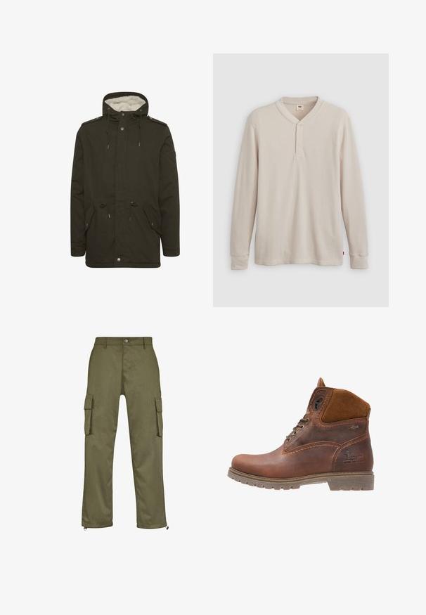 Mørkegrøn parka-jakke med en blød hvid foring, frontlommer, snøre i taljen og trykknaplukninger. Fremstillet af slidstærkt stof.; Langærmet henley-skjorte i lys beige ribbet stof, med V-hals, tre-knap placket og manchetter ved ærmerne. Rød logo-tags ved kanten.; Olivenfarvede cargo bukser med lige snit, to sidelommer og lynlåse ved anklerne. Fremstillet af slidstærkt stof.; Brune læder ankelstøvle med ruskindsdetaljer, rund tå, snørebånd foran, robust sål og præget logo detalje på siden.