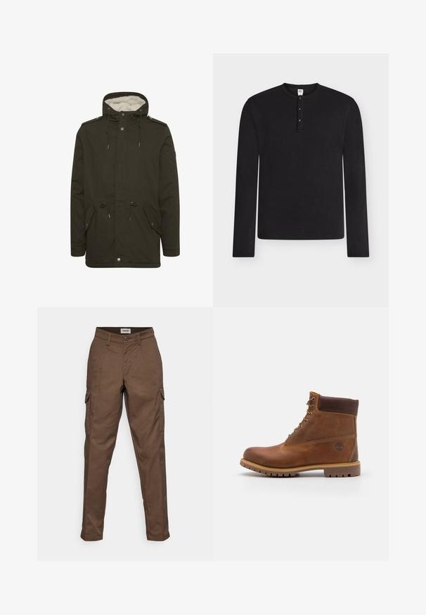 Parka de couleur vert foncé avec une doublure en peluche blanche, des poches avant, une taille à cordon de serrage et des fermetures à boutons-pression. Fabriquée en tissu résistant.; Chemise henley noire à manches longues avec trois boutons sur la patte de boutonnage, col rond et étiquette de taille moyenne à l'intérieur du col.; Pantalons cargo marron avec une taille plate, deux poches latérales et une poche cargo sur la jambe gauche. Fabriqués en tissu durable avec une coupe droite.; Botte de randonnée en cuir marron avec une finition lisse, cheville rembourrée, œillets en métal et semelle en caoutchouc dotée d'un motif de crampons robuste.