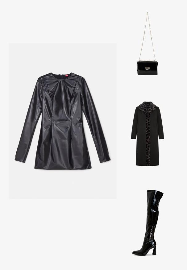 Sort lang frakke med leopard-mønstret faux fur-krave og frontpanel, med sidelommer og en slank, lige silhuet.; 032c TRAPEZE TOO TIGHT MINI DRESS - Cocktailkjole / festkjole - black luster; Sorte laklæderstøvler, der går til låret, med spids snude, firkantet blokhæl og glat, blank tekstur. Ingen synligt hardware.; Sort patentlæder håndtaske med en guldkæde-strop, rektangulær form, med en frontklaplukning og et metallisk logo-accent.