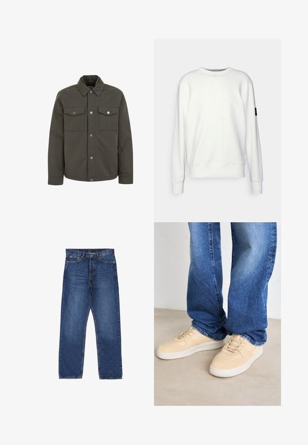 Olivgrüne Jacke aus strapazierfähigem Stoff, mit Kragen, zwei Brusttaschen und metallenen Druckknöpfen an der Front.; Weißes Sweatshirt mit Rundhalsausschnitt, gerippten Bündchen und Saum, mit kleinem schwarzem Logo auf dem linken Ärmel. Glatte Textur, lässiges Design.; Blaue Jeans im Straight-Leg-Schnitt, mit Fünf-Taschen-Design und sichtbaren Nähten. Der Stoff hat eine abgenutzte Textur und mittleren Waschung.; Beige Sneakers mit einer glatten Textur, perforierten Details und einer weißen Gummisohle, kombiniert mit blauen Jeans.