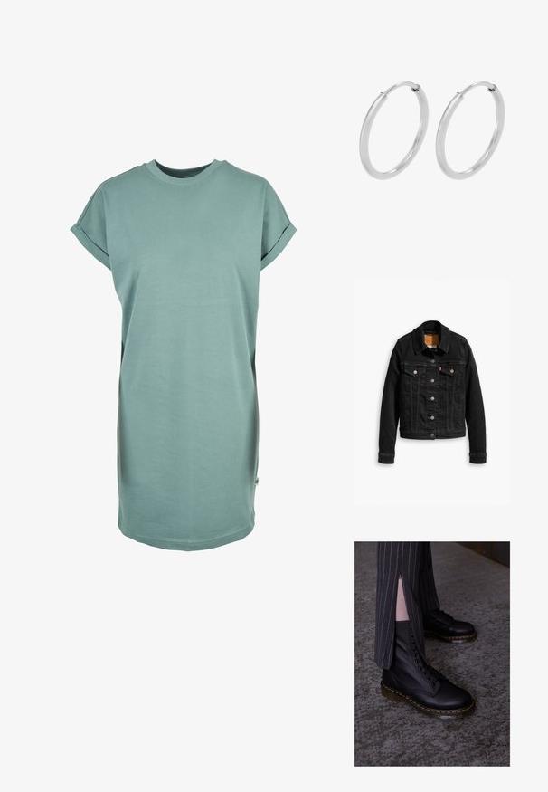 Zwarte denimjack met twee voorzakken op de borst, zilveren knoopsluitingen en een klassieke kraag. Soepele textuur met contrasterende stikdetails.; Lichtgroene t-shirt jurk van zacht katoen. Kenmerkt zich door een ronde hals, korte opgerolde mouwen en een rechte snit met een zijslit voor extra comfort.; Zwarte leren veterschoenen met een gestructureerde afwerking, gele stiksels en een stevige, doorschijnende zool. Gecombineerd met gestreepte broeken met ritsen.; Zilveren hoepeloorbellen, cirkelvormig, met een gladde glanzende textuur en een constante breedte. Minimalistisch ontwerp zonder extra accenten.