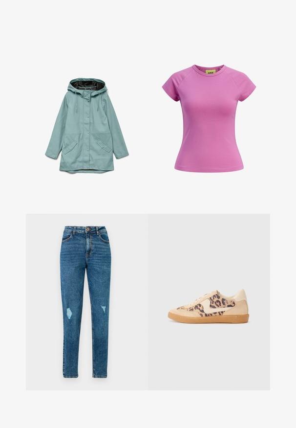 Hellblauer Regenmantel mit Kapuze, vorderen Druckknöpfen, verstellbaren Kordelzügen und zwei schräg angesetzten Klappentaschen.; Kurzes rosa T-Shirt mit rundem Ausschnitt, kurzen Raglannärmeln und taillierter Form. Hergestellt aus glattem Baumwollstoff. Etikett innen sichtbar.; Blaue Skinny-Jeans mit hoher Taille und Used-Details an Oberschenkeln und Taschen, mit Knopf- und Reißverschluss.; Löwenmuster-Sneaker mit beige Wildleder-Obermaterial, tanfarbener Gummisohle und weißen Akzenten. Runde Zehenform und Schnürdesign mit strukturiertem Finish.