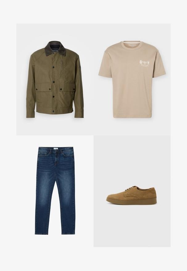 Olivegrüne Jacke aus strukturiertem Stoff, mit einem braunen Cordkragen, Druckknöpfen, zwei Fronttaschen und einer Reißverschlusstasche auf der Brust.; Beiges T-Shirt mit kurzen Ärmeln und rundem Ausschnitt, mit kleinen Insektengrafiken und „Marc O'Polo“-Logo auf der linken Brust.; Dunkelblaue Slim-Fit-Jeans mit ausgewaschenen Details, klassischem Fünf-Taschen-Design, Knopfverschluss und Gürtelschlaufen.; Brauner Wildleder-Schnürschuh für den Alltag mit flacher Gummisohle, von der Seite auf hellem, einfachem Hintergrund gesehen.
