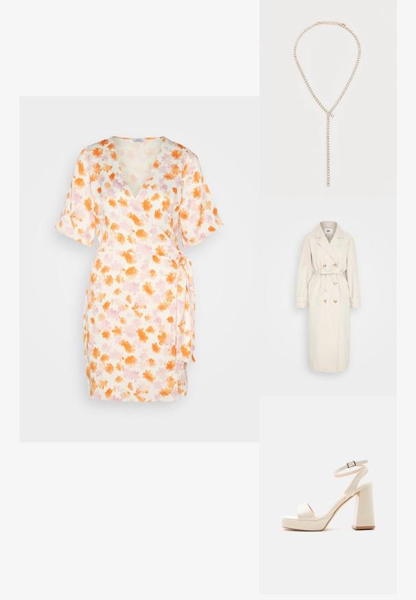 Beige trenchcoat fremstillet af et glat stof, med en dobbeltbrystet front, bælte i taljen og knapdetaljer. Lange ærmer med manchetter.; Blomsterindpakket kjole med korte ærmer, en dyb V-hals og et bånd i taljen. Let stof i orange og pink nuancer på en cremefarvet baggrund.; Beige platformsandal med tyk blokhæl, åben tå og ankelrem med metalspænde på hvid baggrund.; Guldfarvet kæde med klare rhinsten, der danner en Y-form med en justerbar lukning og en hængende lodret streng.