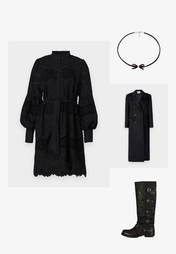 Abrigo de lana negro de doble botonadura con cuello con muesca, mangas largas y silueta recta. Cuenta con dos bolsillos frontales y detalles de botones.; Vestido negro con un alto cuello, tapeta de botones y mangas largas abullonadas. Presenta un bordado similar al encaje y un cinturón atado en la cintura.; Bota de cuero negro hasta la rodilla con un acabado texturizado, diseño ajustado y cinco correas ajustables con hebilla a lo largo del costado. Suela plana.; Choker de ante negro con un pequeño bead plateado central y un detalle de lazo, que cuenta con un cierre simple y una cadena ajustable.