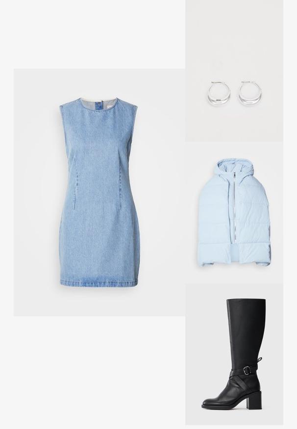 Lys blå, hættetrøje pufferjakke med en metallisk lynlås, der har quiltede paneler og et åbent frontdesign. Blødt, tekstureret stof.; Denim kjole i lyseblå, ærmeløs design med rund halsudskæring og side sømdetaljer. Har en lige skæring og let tekstur.; Sort læder støvle til midt på læggen med blokhæl og dekorativ strop med sølvfarvet spænde på en enkel lys baggrund.; Sølv hoops øreringe med en poleret overflade og DKNY branding, præsenteret mod en simpel hvid baggrund.