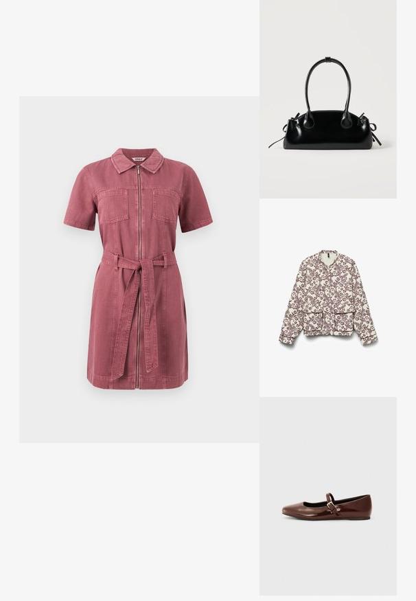 Gequiltte jas met een crèmekleurige achtergrond, voorzien van maroon bloempatroon in paisleystijl, een ronde hals en twee grote voorzakken.; Korte mouwen denimjurk in stoffig roze met ritssluiting aan de voorkant, twee borstzakken, kraag en bijpassende stoffen riem gestrikt in de taille.; Bruine gepatineerde leren balletschoen met een vierkante neus en een bandje met een kleine gouden gesp. Gladde textuur, lage hak en minimalistisch ontwerp.; Kleine zwarte glanzende handtas met twee lange hengsels en zijkant trekkoord details op een effen lichte achtergrond.
