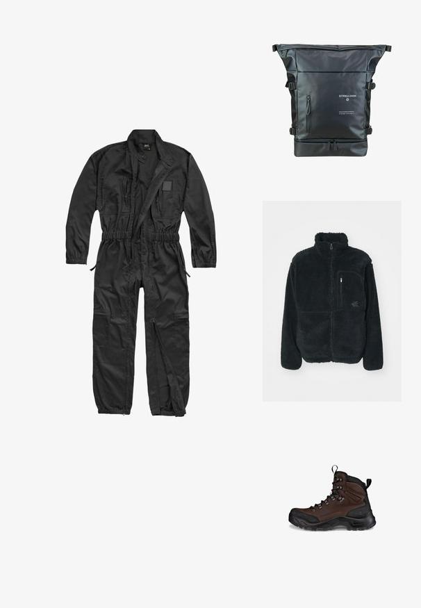 Zwarte fleecejack met hoge kraag, volledige ritssluiting en borstzak. Heeft een gestructureerd, zacht oppervlak en een logo op de zak.; Brandit BRANDIT HERREN EINSATZKOMBI - Jumpsuit - black; Bruine wandelschoen met een textuurleder bovenwerk, zwart rubberen neuskap, versterkte ogen en een robuuste buitenzool voor grip.; Zwarte roll-top rugzak van waterdicht materiaal. Heeft verstelbare schouderbanden, een voorzak met rits en geprinte merkinformatie.
