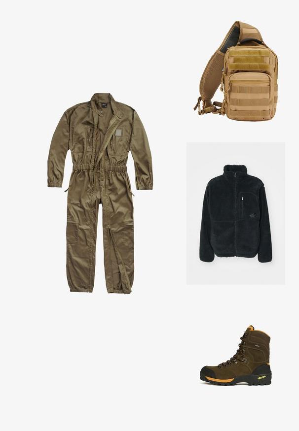 Schwarze Fleecejacke mit hohem Kragen, durchgehendem Reißverschluss und einer Brusttasche. Verfügt über eine strukturierte, weiche Oberfläche und ein Logo auf der Tasche.; Olivgrüner Utility-Overall aus strapazierfähigem Stoff, mit einem Reißverschluss vorne, elastischem Bund und mehreren Taschen am Oberkörper und an den Beinen.; Brauner hoher Wanderschuh mit schwarzer Zehenkappe, orangen Akzenten, robuster Vibram-Sohle und schwarz-orangen Schnürsenkeln.; Taktischer Rucksack in Tan mit mehreren Taschen, Gurtbändern, gepolstertem Mesh-Rücken, Reißverschlüssen und verstärkten Nähten für Langlebigkeit.