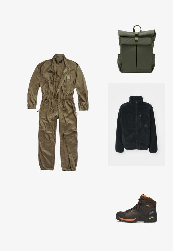 Zwarte fleecejack met hoge kraag, volledige ritssluiting en borstzak. Heeft een gestructureerd, zacht oppervlak en een logo op de zak.; Olijfgroene utility jumpsuit gemaakt van duurzaam materiaal, met een rits aan de voorkant, een elastische tailleband en meerdere zakken op de romp en benen.; Bruine leren wandelschoen met zwarte en oranje accenten, zwarte veters, Vibram-zool, Gore-Tex-label en Aigle 1853-merkteken op de hiel.; Olivengroene rolltoprugzak met voorvak met klep, metalen gespsluiting, zijvakken en gevlochten bovenhandvat.