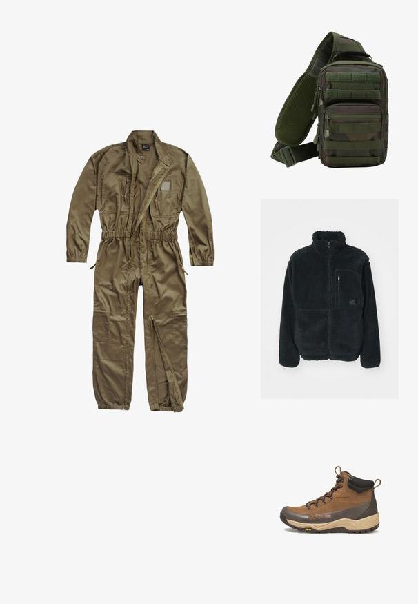 Sort fleecejakke med høj krave, fuld frontlynlås og brystlomme. Har en tekstureret, blød overflade og logo på lommen.; Oliven grøn utility jumpsuit lavet af slidstærkt stof, med lynlåslukning foran, elastisk talje og flere lommer på overkroppen og benene.; Brun og beige vandrestøvle i mellem højde med sort polstret krave, Gore-Tex-logo, metaløjer og Vibram-ydersål.; Grøn camouflage sling rygsæk med flere lynlåslommer, en justerbar rem og et netpanel på ryggen for ventilation.
