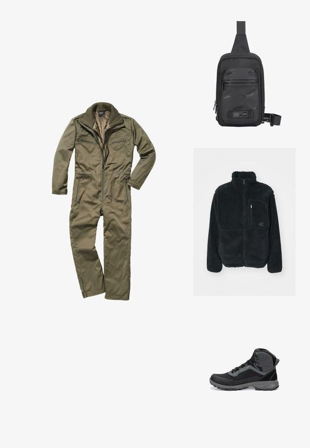 Zwarte fleecejack met hoge kraag, volledige ritssluiting en borstzak. Heeft een gestructureerd, zacht oppervlak en een logo op de zak.; Olijfgroene jumpsuit gemaakt van duurzaam weefsel, met een ritssluiting aan de voorkant, geribde kraag en meerdere met rits afsluitbare zakken op de borst en zijkanten.; Zwart en grijs halfhoge wandelschoen met vetersluiting, gevoerde kraag, verstevigde neus en gestructureerde rubberen zool voor grip.; Zwarte schoudertas gemaakt van duurzaam materiaal, met een gladde voorpaneel met reliëflogo's, een verstelbare schouderband en ritssluitingen.