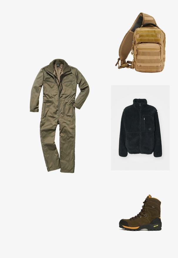 Schwarze Fleecejacke mit hohem Kragen, durchgehendem Reißverschluss und einer Brusttasche. Verfügt über eine strukturierte, weiche Oberfläche und ein Logo auf der Tasche.; Olivgrüner Overall aus strapazierfähigem Material, mit Reißverschluss vorne, geripptem Kragen und mehreren mit Reißverschluss versehenen Taschen auf der Brust und an den Seiten.; Brauner hoher Wanderschuh mit schwarzer Zehenkappe, orangen Akzenten, robuster Vibram-Sohle und schwarz-orangen Schnürsenkeln.; Taktischer Rucksack in Tan mit mehreren Taschen, Gurtbändern, gepolstertem Mesh-Rücken, Reißverschlüssen und verstärkten Nähten für Langlebigkeit.