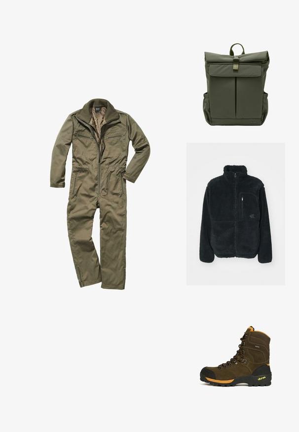 Zwarte fleecejack met hoge kraag, volledige ritssluiting en borstzak. Heeft een gestructureerd, zacht oppervlak en een logo op de zak.; Olijfgroene jumpsuit gemaakt van duurzaam weefsel, met een ritssluiting aan de voorkant, geribde kraag en meerdere met rits afsluitbare zakken op de borst en zijkanten.; Bruine hoge wandelschoen met zwarte neuskap, oranje accenten, robuuste Vibram-zool en zwart-oranje veters.; Olivengroene rolltoprugzak met voorvak met klep, metalen gespsluiting, zijvakken en gevlochten bovenhandvat.
