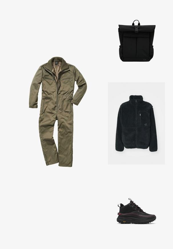 Schwarze Fleecejacke mit hohem Kragen, durchgehendem Reißverschluss und einer Brusttasche. Verfügt über eine strukturierte, weiche Oberfläche und ein Logo auf der Tasche.; Olivgrüner Overall aus strapazierfähigem Material, mit Reißverschluss vorne, geripptem Kragen und mehreren mit Reißverschluss versehenen Taschen auf der Brust und an den Seiten.; Schwarze High-Top-Sneaker mit strukturiertem Obermaterial, kontrastierenden roten Akzenten, dicker Gummisohle mit tiefem Profil und markantem Logo.; Schwarzer Rolltop-Rucksack mit vorderer Schnallenverschlüssen, zwei Fronttaschen, seitlichen elastischen Taschen und einem oberen Tragegriff, gebrandet mit dem "REISS"-Logo.
