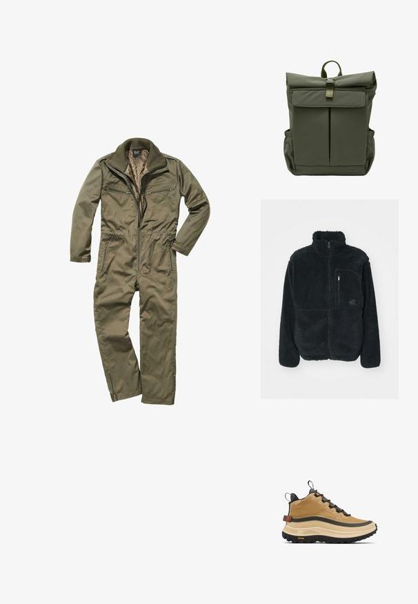 Schwarze Fleecejacke mit hohem Kragen, durchgehendem Reißverschluss und einer Brusttasche. Verfügt über eine strukturierte, weiche Oberfläche und ein Logo auf der Tasche.; Olivgrüner Overall aus strapazierfähigem Material, mit Reißverschluss vorne, geripptem Kragen und mehreren mit Reißverschluss versehenen Taschen auf der Brust und an den Seiten.; Beige Sneaker mit hohem Schaft und strukturierter Oberfläche, markanter schwarzer Außensohle und orangen Akzenten. Mit Schnürsystem und gepolstertem Kragen für Halt.; Olivgrüner Rolltop-Rucksack mit vorderer Klappentasche, Metall-Schnallenverschluss, Seitentaschen und geflochtenem oberen Tragegriff.