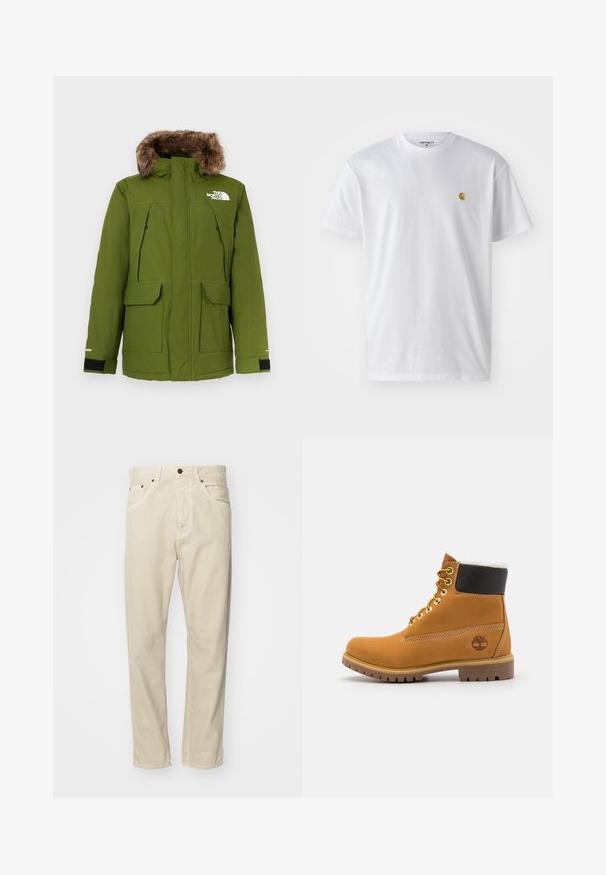 Olivgrüne Parkajacke mit einer Kapuze aus Futterfell, zwei Vordertaschen, verstellbaren Bündchen und einer Markenkennung auf der linken Brust. Strukturiertes Gewebe.; Weißes Baumwoll-T-Shirt mit kurzen Ärmeln, Rundhalsausschnitt, mit einem kleinen goldenen Logo im linken Brustbereich. Weicher Stoff und normale Passform.; Beige Baumwollhose mit geradem Bein, fünf Taschen und Metallakzenten. Glatte Textur mit minimalen Nähdetails.; Braune Leder-Ankle-Boots mit Metallösen, weißem Kunstfellfutter, schwarzem gepolstertem Kragen, robustem Sohlenprofil und geprägtem Logo an der Seite.