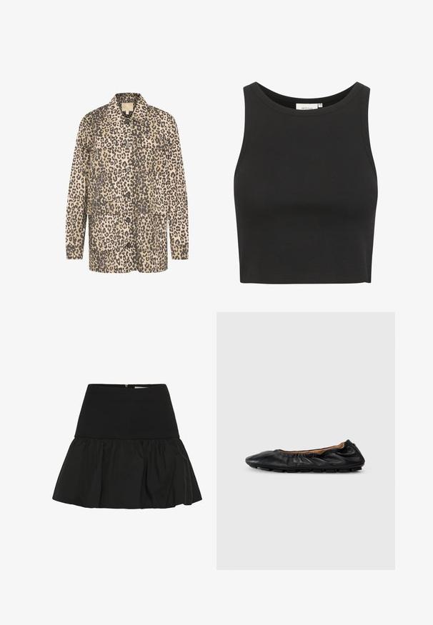 Leren jasje met luipaardprint in beige en donkerbruin. Voorzien van twee voorzakken, knoopsluiting en een relaxed fit. Gemaakt van zachte stof.; Zwart geribbelde crop top gemaakt van rekbaar materiaal. Heeft een ronde halslijn en een mouwloos ontwerp, met schone, afgewerkte randen.; Zwarte minirok met een aansluitende tailleband en een geplooid, uitlopende onderkant, voorzien van een subtiele rits aan de achterkant.; Zwarte leren balletschoenen met geplooid detail bij de kraag, ronde neus en flexibele rubberen zool. Gladde textuur overal.