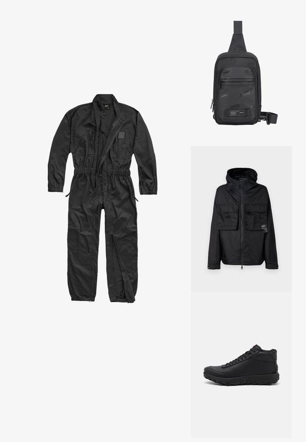 Zwarte zip-up jas met een capuchon, met twee voorzakken op de borst, een label op de linker zak en een gladde, glanzende textuur.; Brandit BRANDIT HERREN EINSATZKOMBI - Jumpsuit - black; Zwarte high-top sneakers van gestructureerd leer, voorzien van een dikke rubberen zool met grippatronen en een vetersluiting. Rode accenten op de tong.; Zwarte schoudertas gemaakt van duurzaam materiaal, met een gladde voorpaneel met reliëflogo's, een verstelbare schouderband en ritssluitingen.