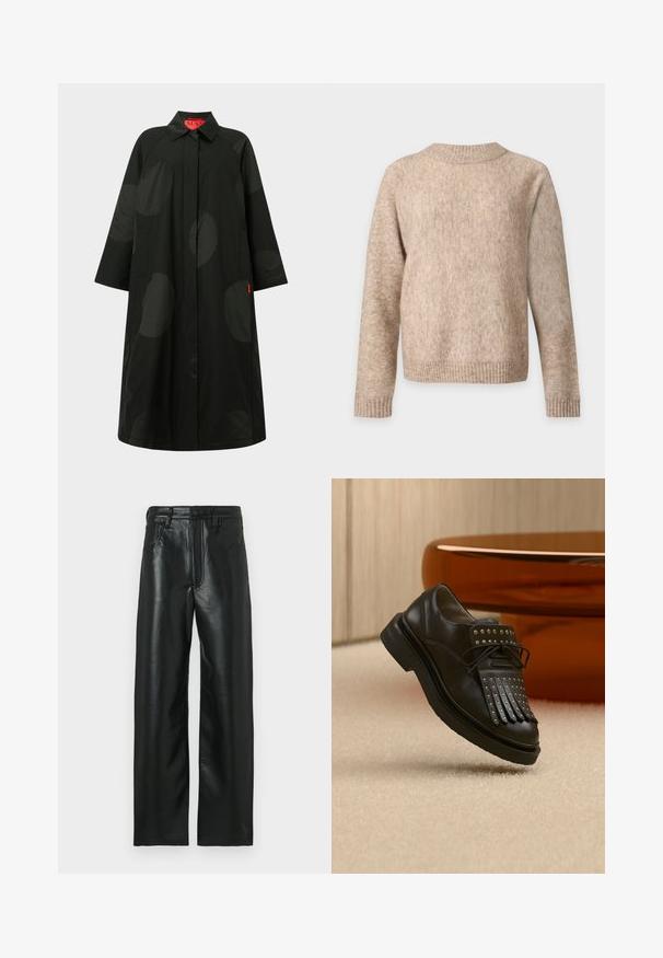 Long manteau noir avec de grands pois sombres subtils, manches larges, fermeture avant dissimulée et col, avec une étiquette intérieure rouge.; Pull beige à manches longues avec col rond côtelé, poignets et ourlet côtelés, présenté sur un fond uni gris clair.; Pantalon en cuir noir à coupe droite, avec une fermeture par bouton, des passants pour ceinture et deux poches avant. Texture lisse avec un léger éclat.; Chaussure en cuir noire à lacets avec franges décoratives et clous métalliques posée sur un tapis beige près d'un meuble marron.